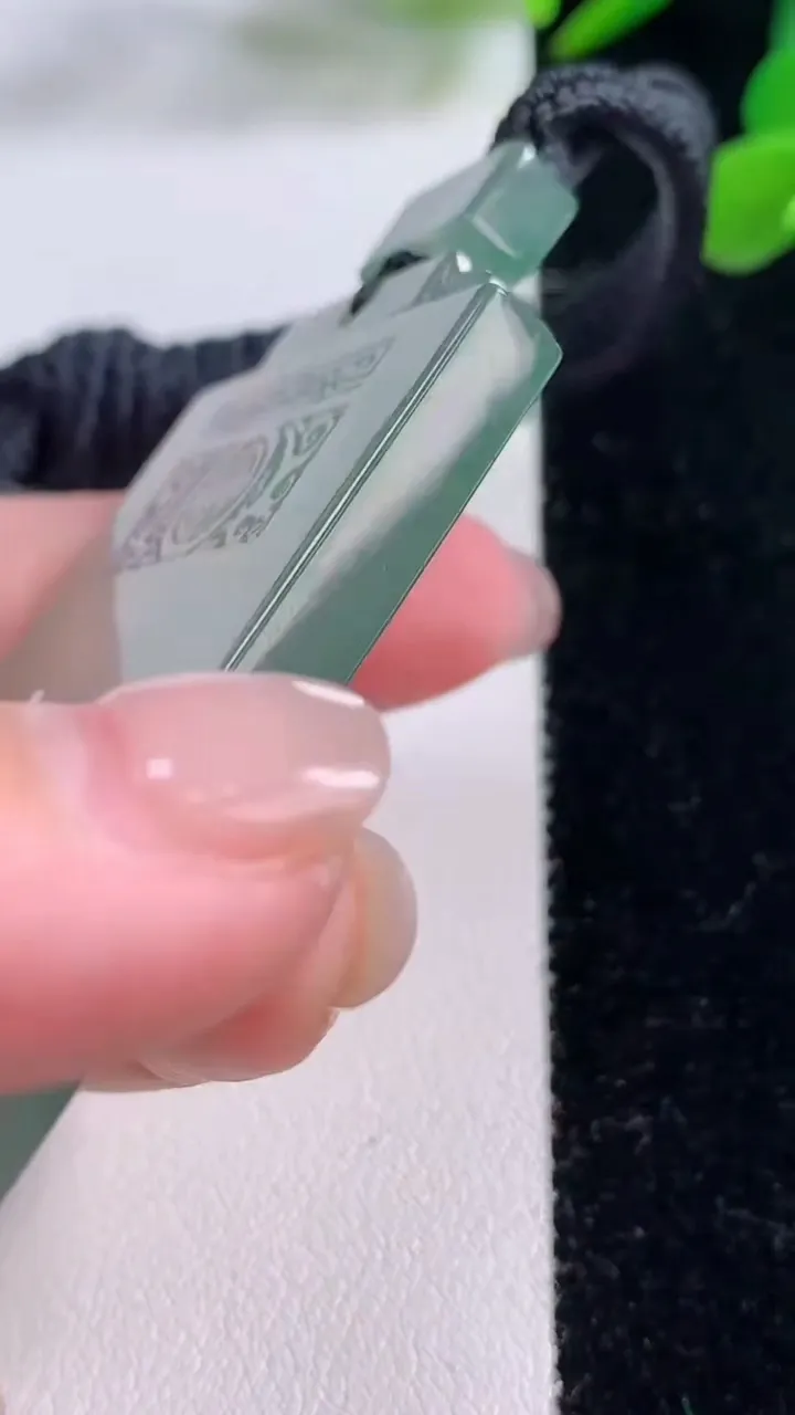 天然A货翡翠种飘花仿古无事牌吊坠，尺寸58.4-32.5-5.5，重量:39.40g
11月25日