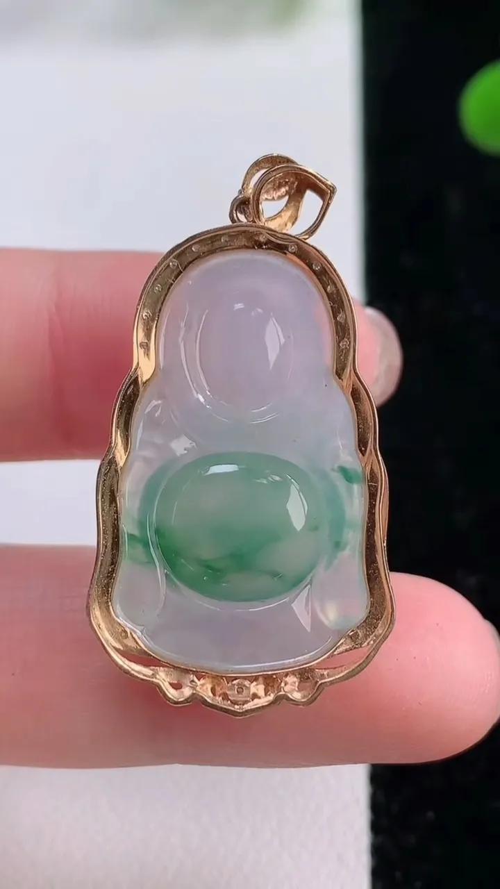 天然A货翡翠种飘花站佛 佛公吊坠，尺寸36.7-19.7-8.8，裸石28-17.4重量:5.56g
11月25日
