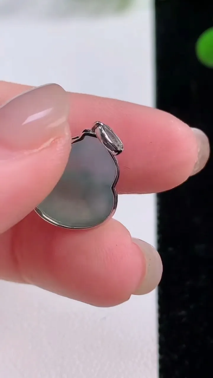 天然A货翡翠种飘花葫芦吊坠，尺寸16.7-12-4.7，重量:1.83g
11月25日