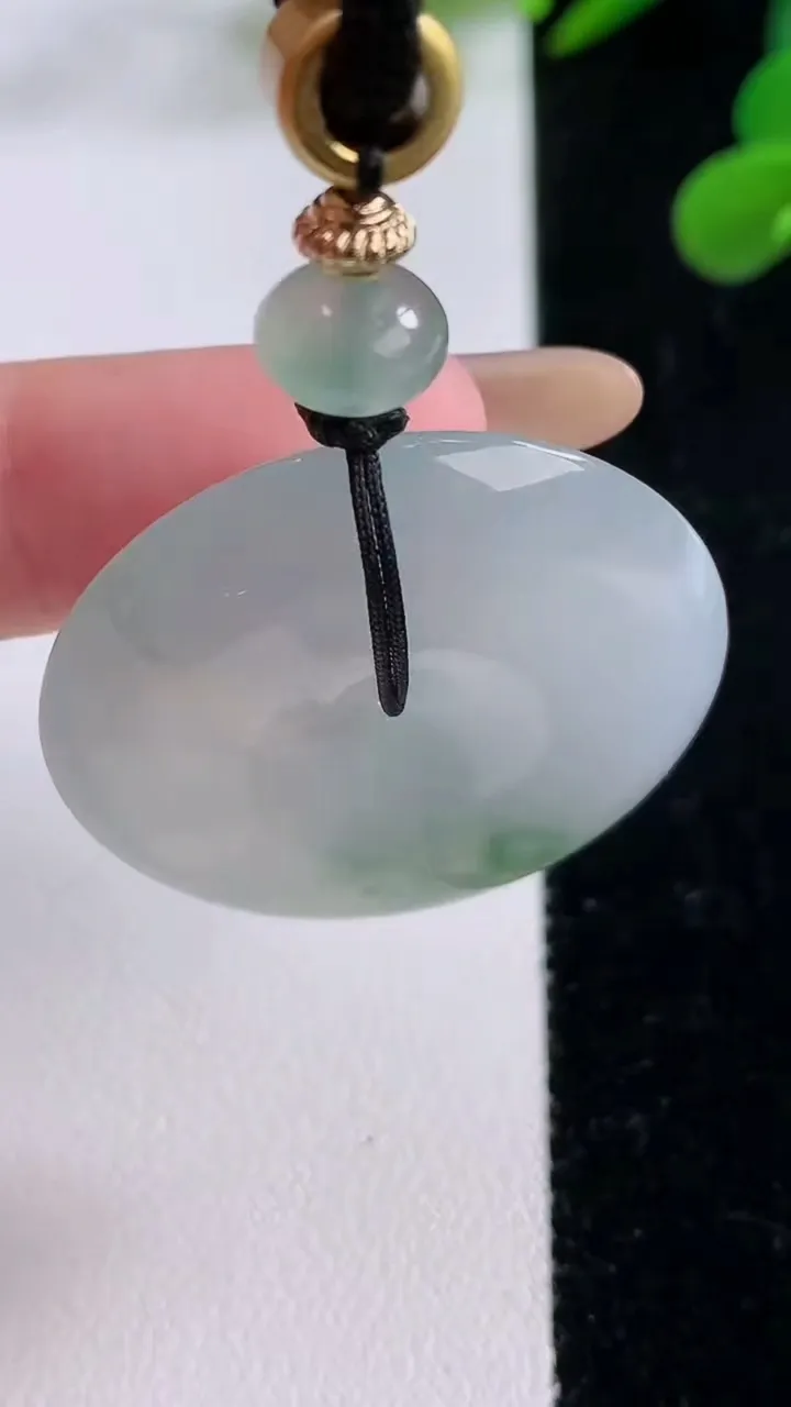 天然A货翡翠冰种飘花平安扣吊坠，尺寸33.2-7.1，重量:21.00g
11月25日