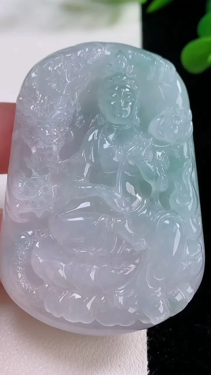 天然A货翡翠祥龙大势至菩萨吊坠，尺寸60.5-41.2-7，重量:51.99g
11月25日