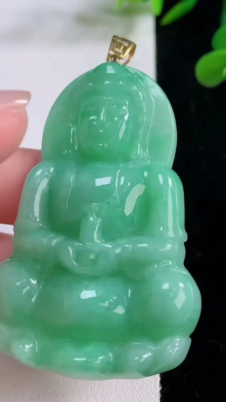 天然A货翡翠观音菩萨吊坠，尺寸60.6-39.7-7.6，重量:31.59g
11月25日