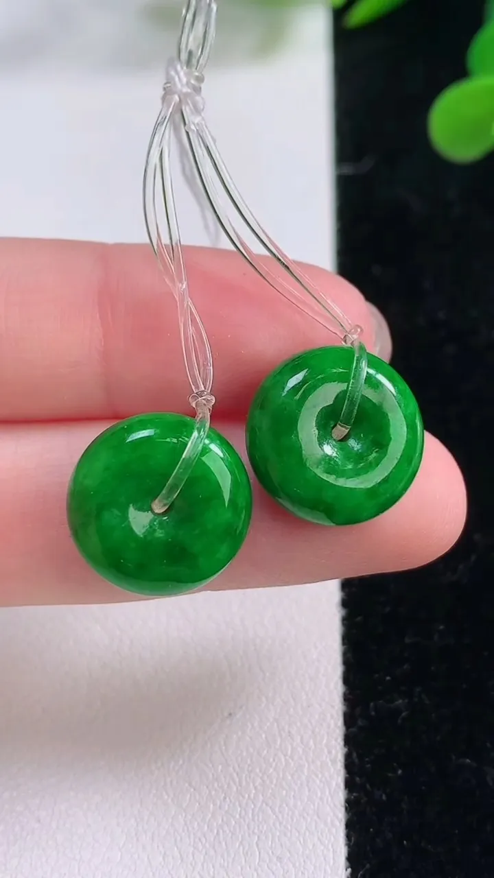 天然A货翡翠平安扣吊坠一对，尺寸14.2-6，重量:7.56g
11月25日