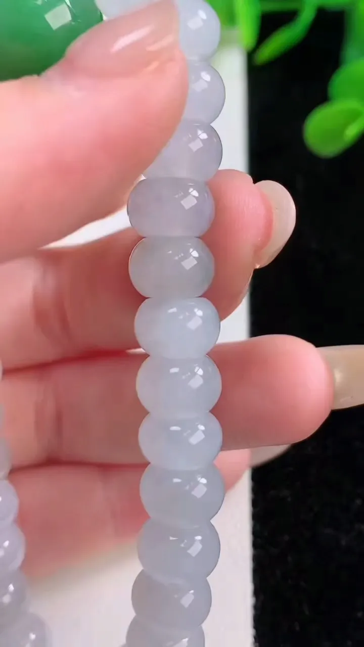 天然A货翡翠算盘珠手串，尺寸14.7-8.5-5.8-29颗，重量:31.90g11月25日
工厂直销收藏佳品,种好水足，色泽均匀，有种有色，上手高大气！