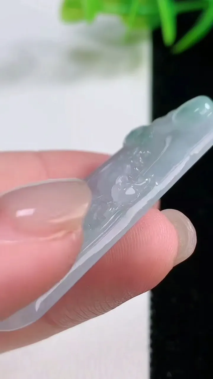 天然A货翡翠大势至菩萨吊坠，尺寸48-22.8-5.1，重量:11.51g
11月25日