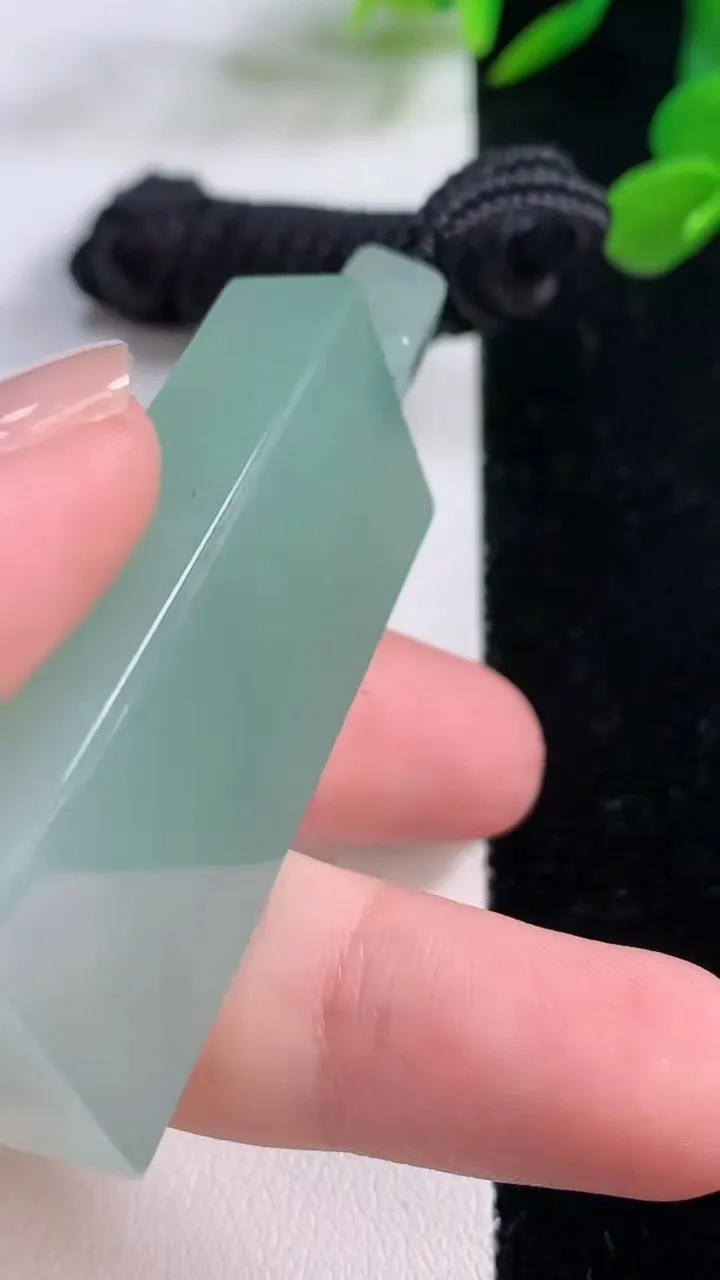 天然A货翡翠无事牌吊坠，尺寸49.4-20.5-9，重量:36.07g
11月25日