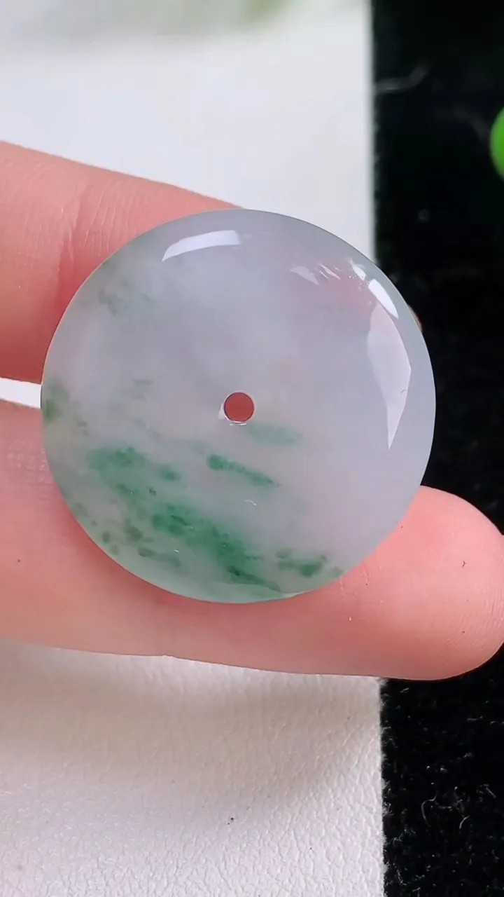 天然A货翡翠冰种飘花平安扣吊坠，尺寸25.4-5，重:6.74g
11月25日