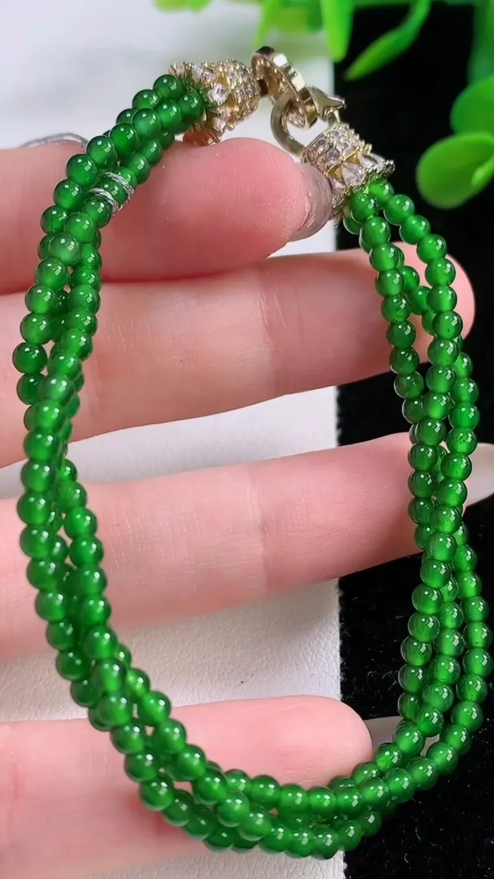 天然A货翡翠小米珠手串，尺寸2.8，重量:11.54g11月25日
工厂直销收藏佳品,种好水足，色泽均匀，有种有色，上手高大气！