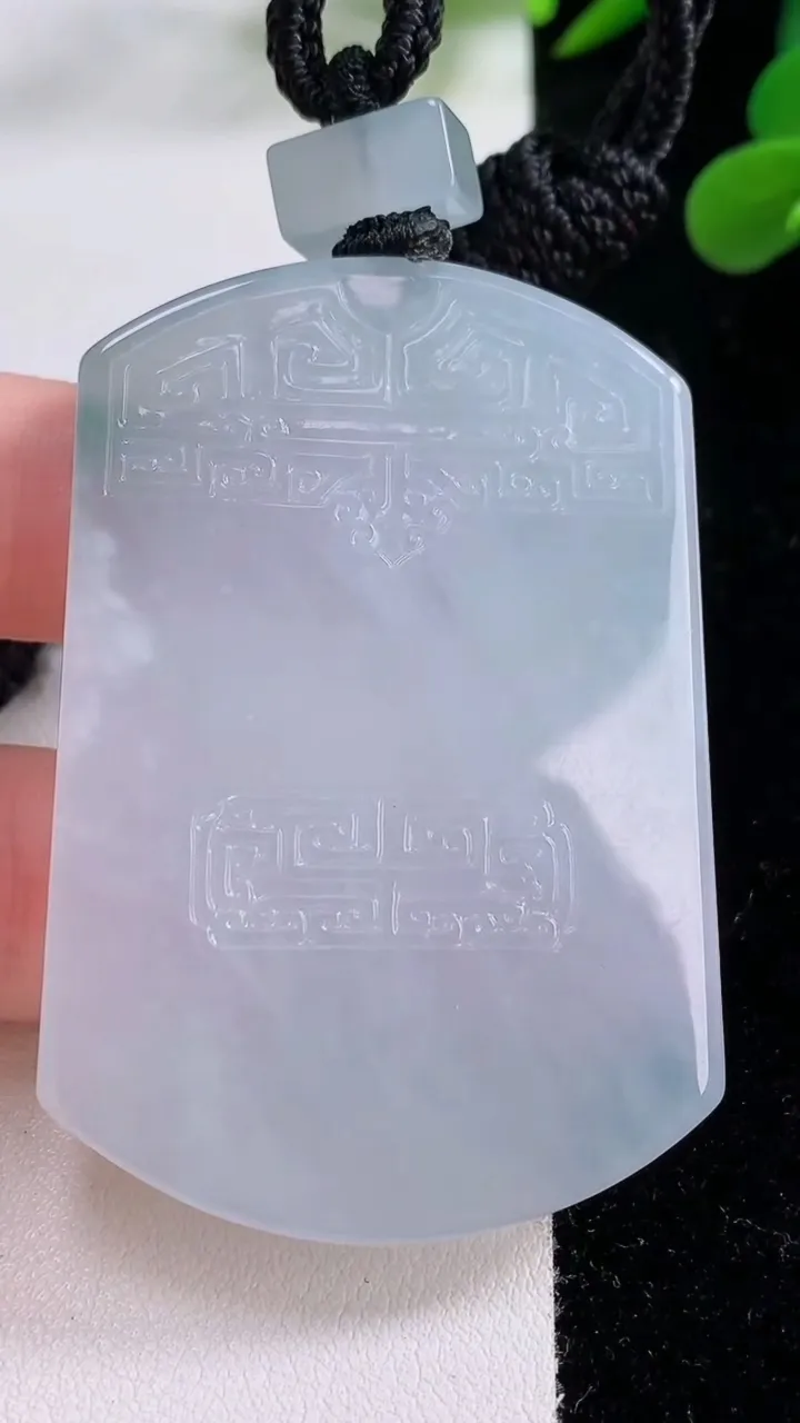 天然A货翡翠种飘花仿古无事牌吊坠，尺寸56.4-38.8-5.8，重量:41.97g
11月25日