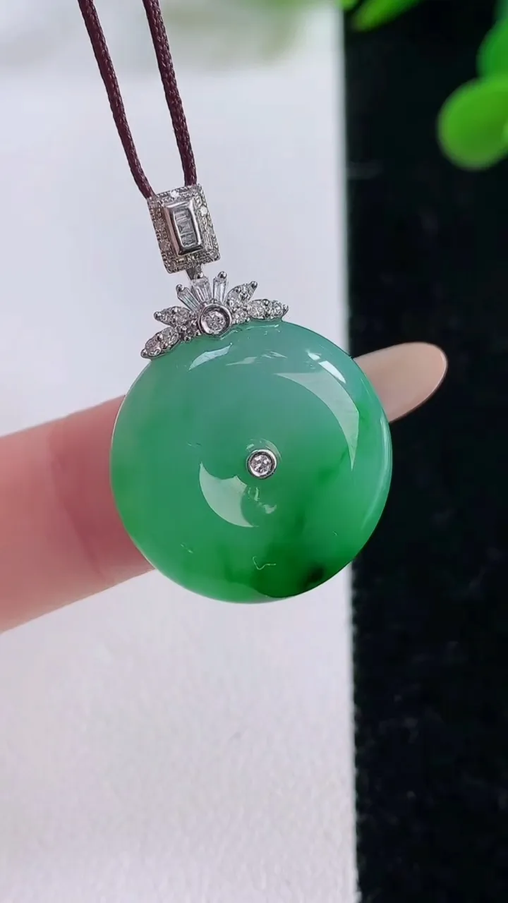 天然A货翡翠平安扣吊坠，尺寸19.7-6.6，重量:6.16g
11月25日