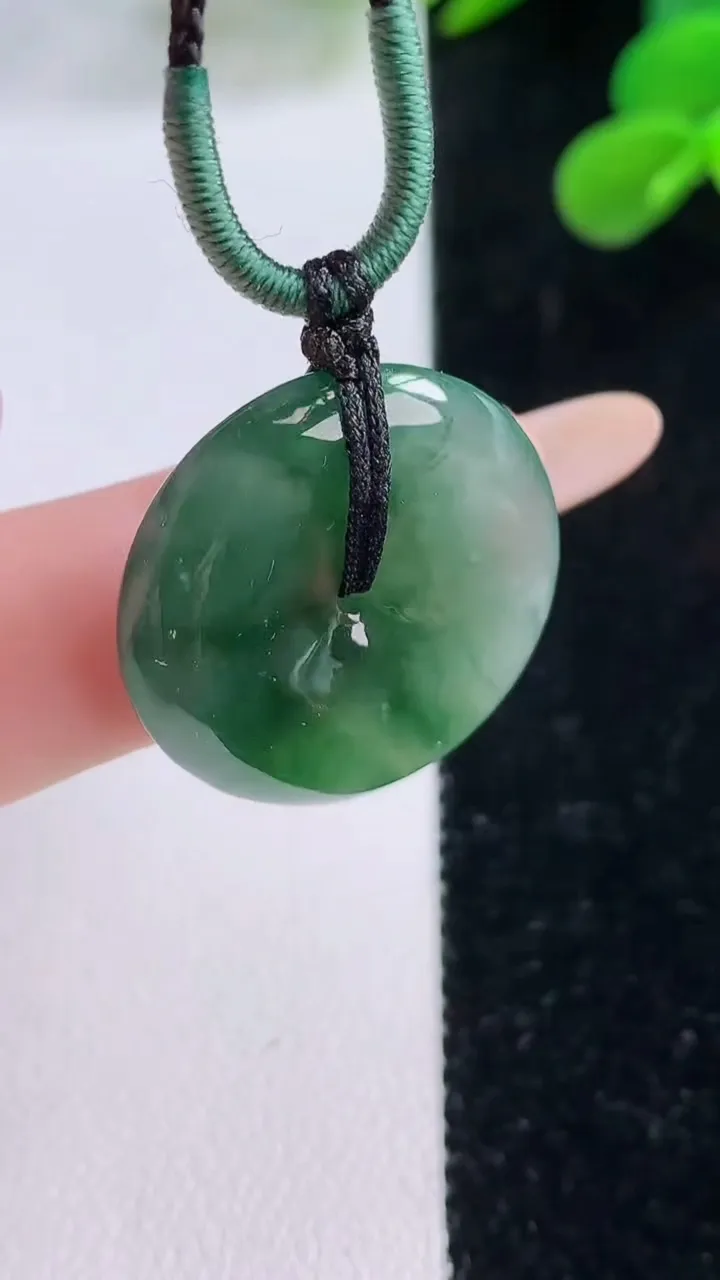 天然A货翡翠平安扣吊坠，尺寸23.3-5.1，重量:6.80g
11月25日