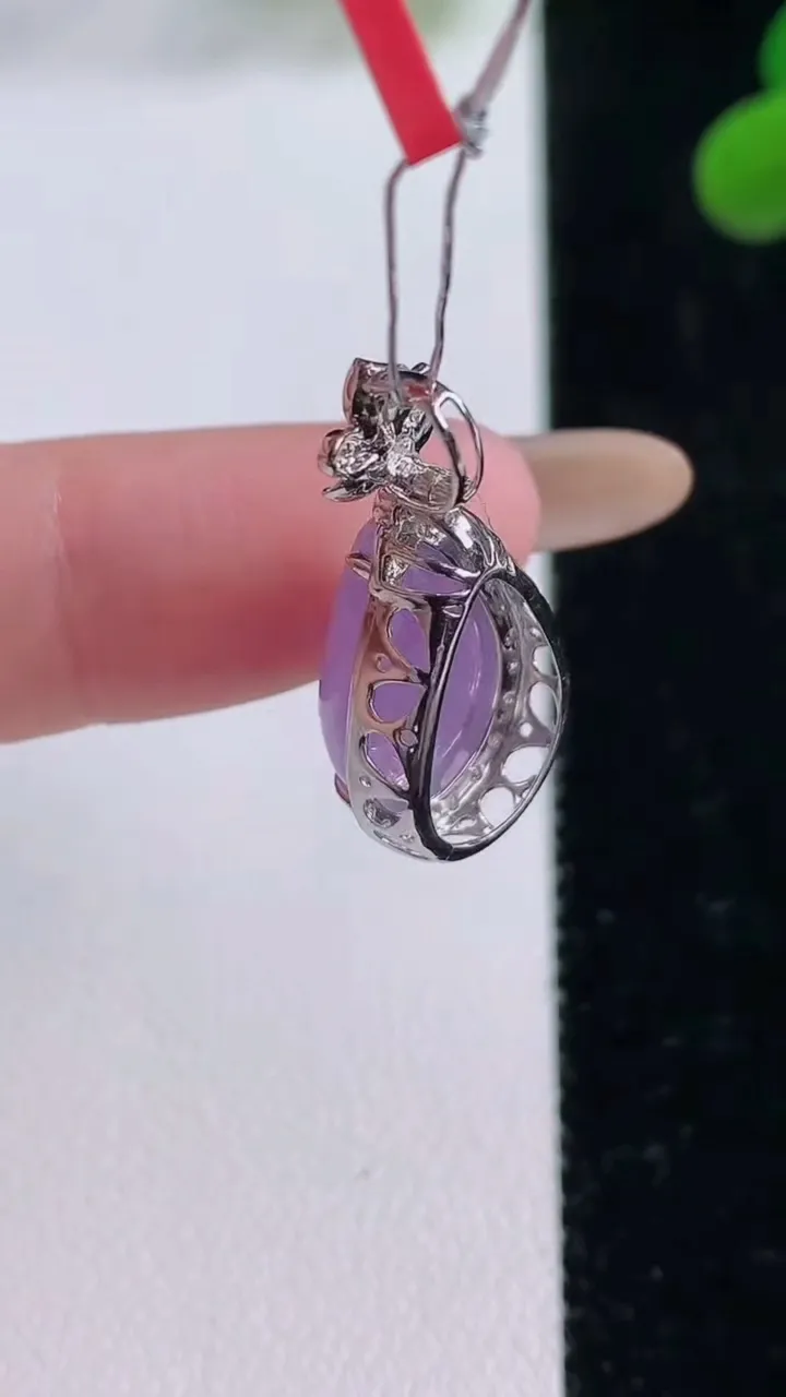天然A货翡翠18K金紫罗兰水滴吊坠，尺寸24-11.5-8.6，裸石14.2-8.8重量:2.26g
11月25日