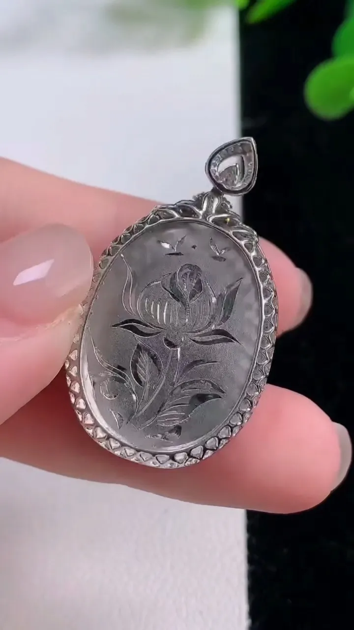 天然A货翡翠金枝玉叶 叶子吊坠，尺寸34.2-20.6-8.1，裸石23.5-16.8重量:6.62g
11月25日