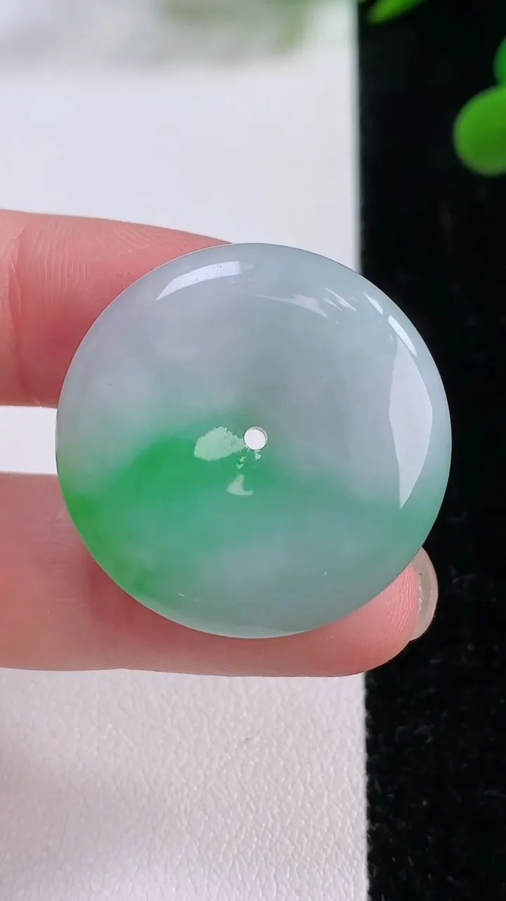 天然A货翡翠平安扣吊坠，尺寸28.8-6.3，重量:12.05g
11月25日