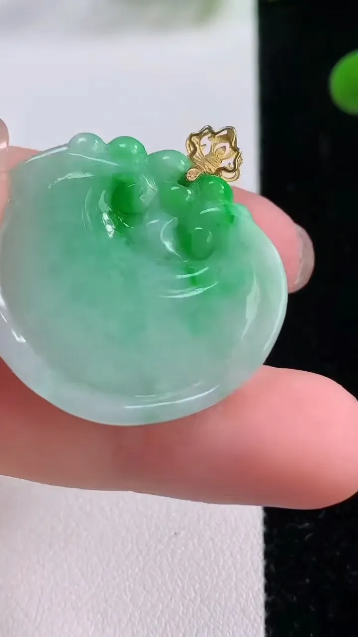 天然A货翡翠如意头吊坠，尺寸27.7-31-5.4，重量:10.40g
11月25日