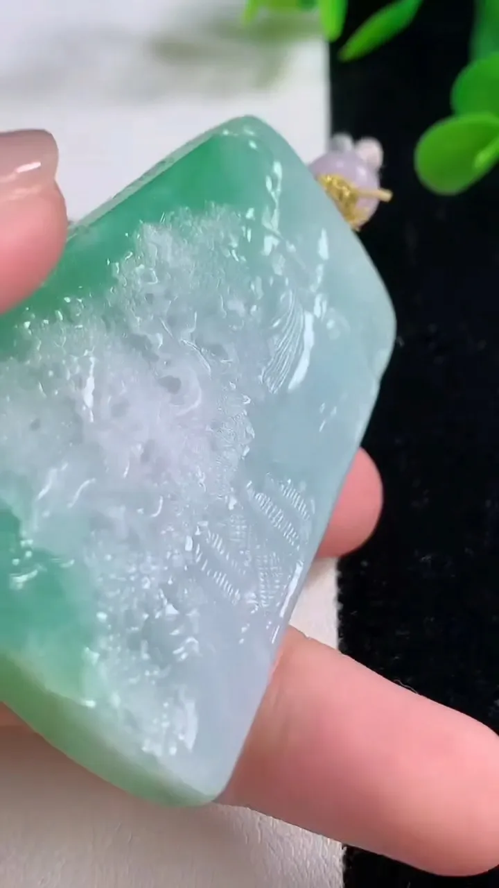 天然A货翡翠山水牌吊坠，尺寸62-40.4-8，重量:56.61g
11月25日