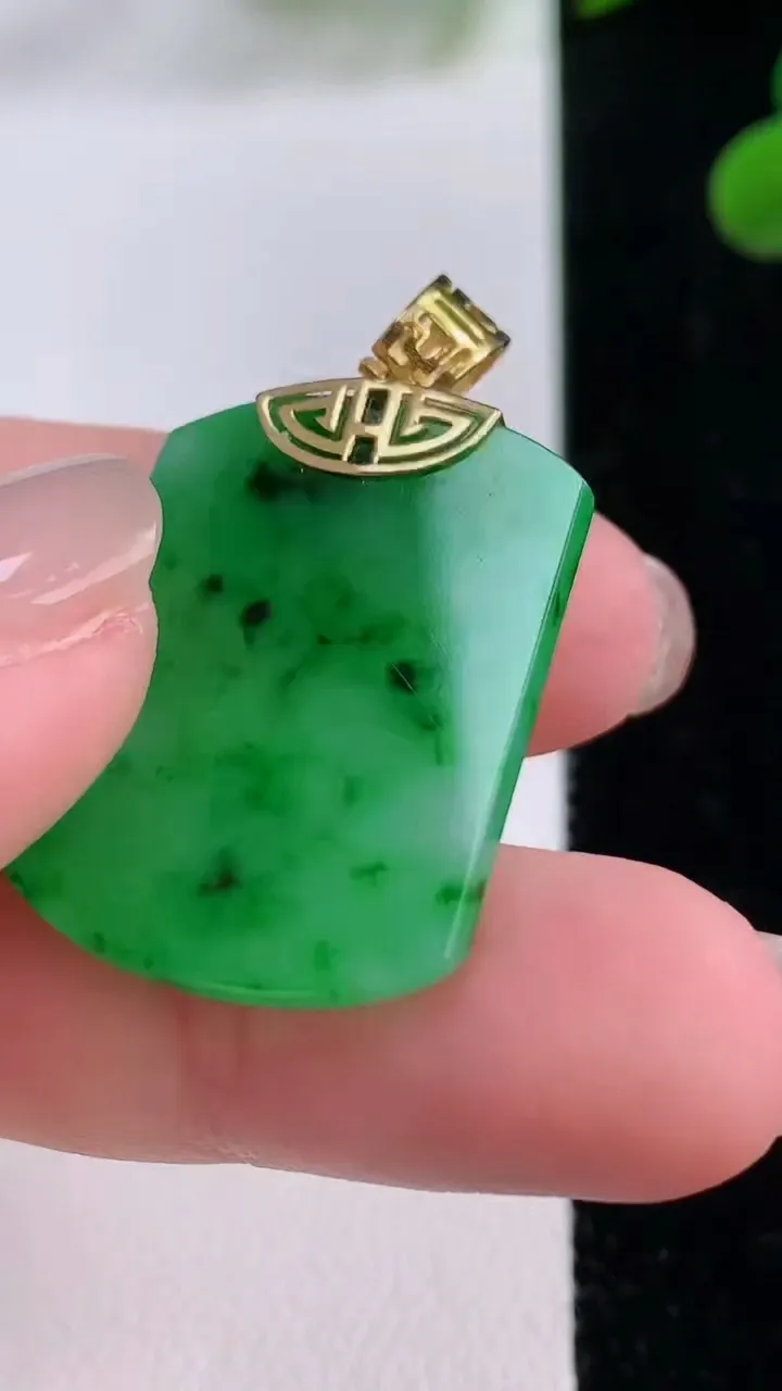 天然A货翡翠无事牌吊坠，尺寸28-20-2.7，重量:5.09g
11月25日