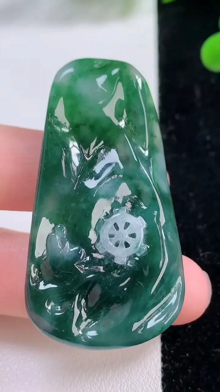 天然A货翡翠飘花大日如来吊坠，尺寸52.5-27.3-11，重量:23.83g
11月25日