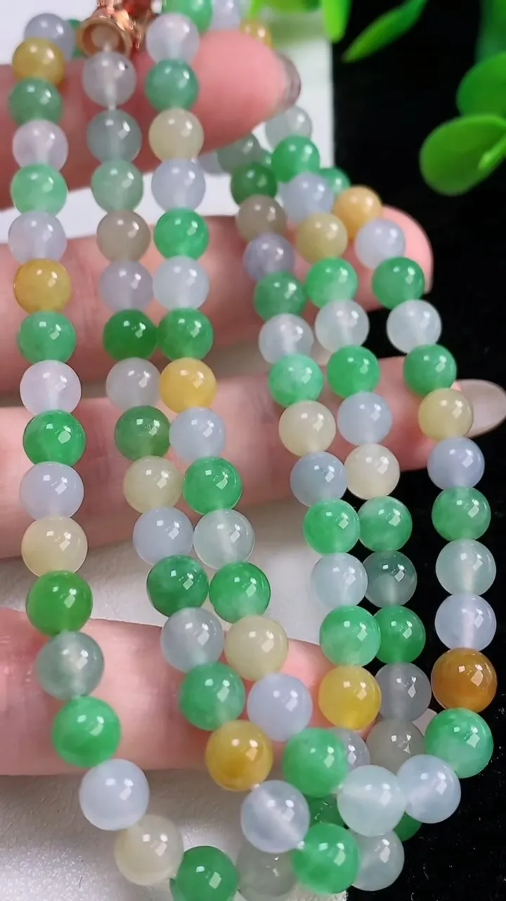 天然A货翡翠种三彩圆珠项链，尺寸5.7-108颗，重量:40.19g11月25日
工厂直销收藏佳品,种好水足，色泽均匀，有种有色，上手高大气！