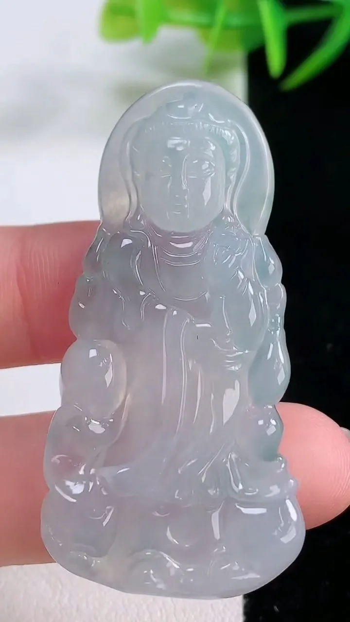 天然A货翡翠冰种飘花观音菩萨吊坠，尺寸52.3-25.4-5，重量:12.77g
11月25日