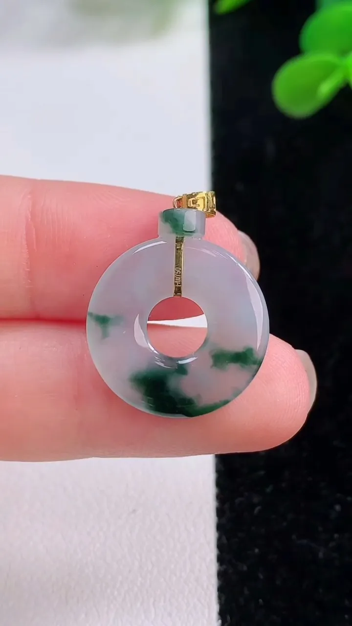 天然A货翡翠种飘花平安环吊坠，尺寸18.7-2，重量:3.12g
11月25日