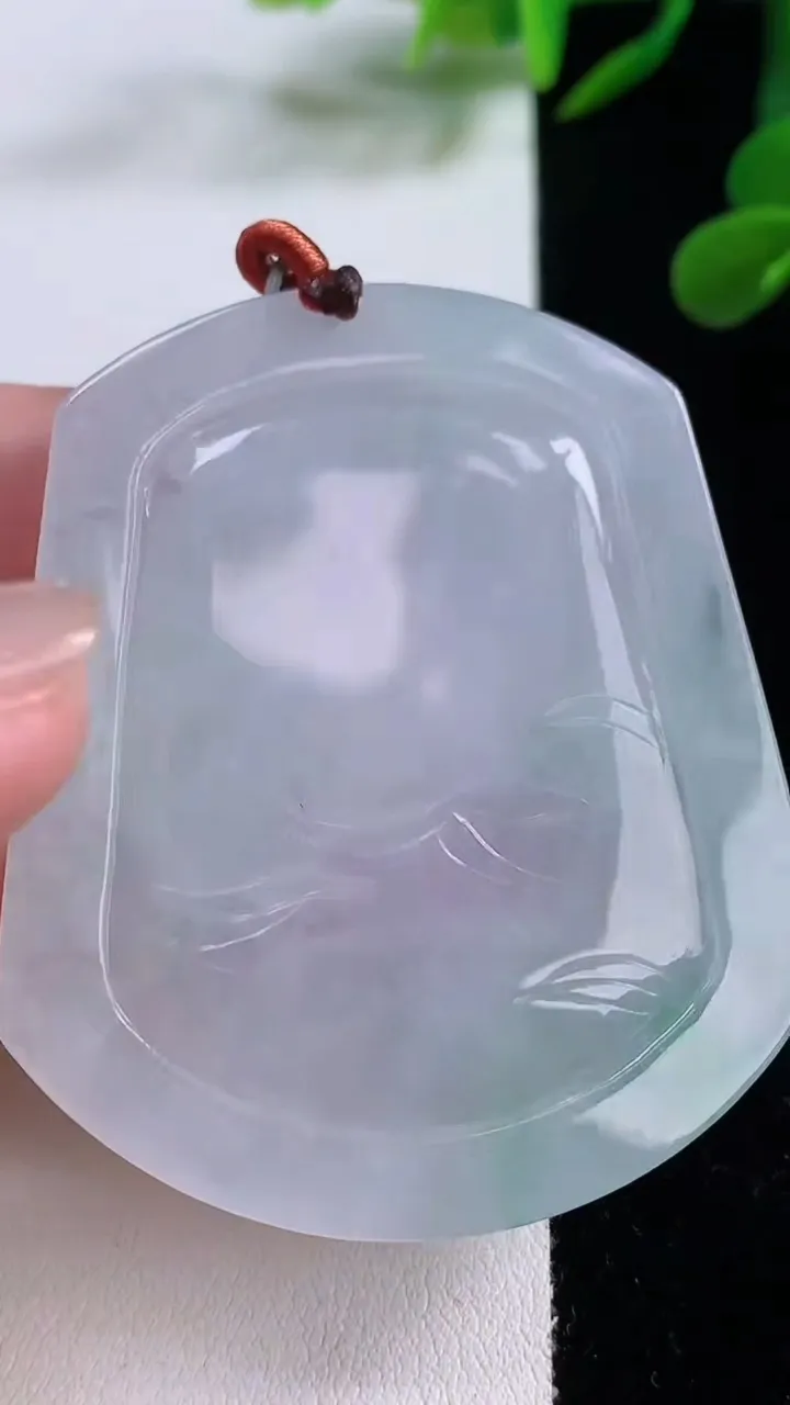 天然A货翡翠龙牌吊坠，尺寸57-48.2-5.6，重量:33.15g
11月25日