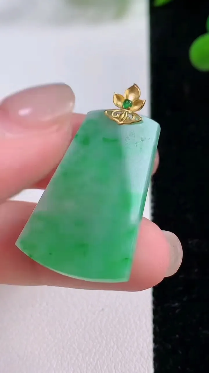 天然A货翡翠无事牌吊坠，尺寸31.2-19.6-2.3，重量:4.30g
11月25日