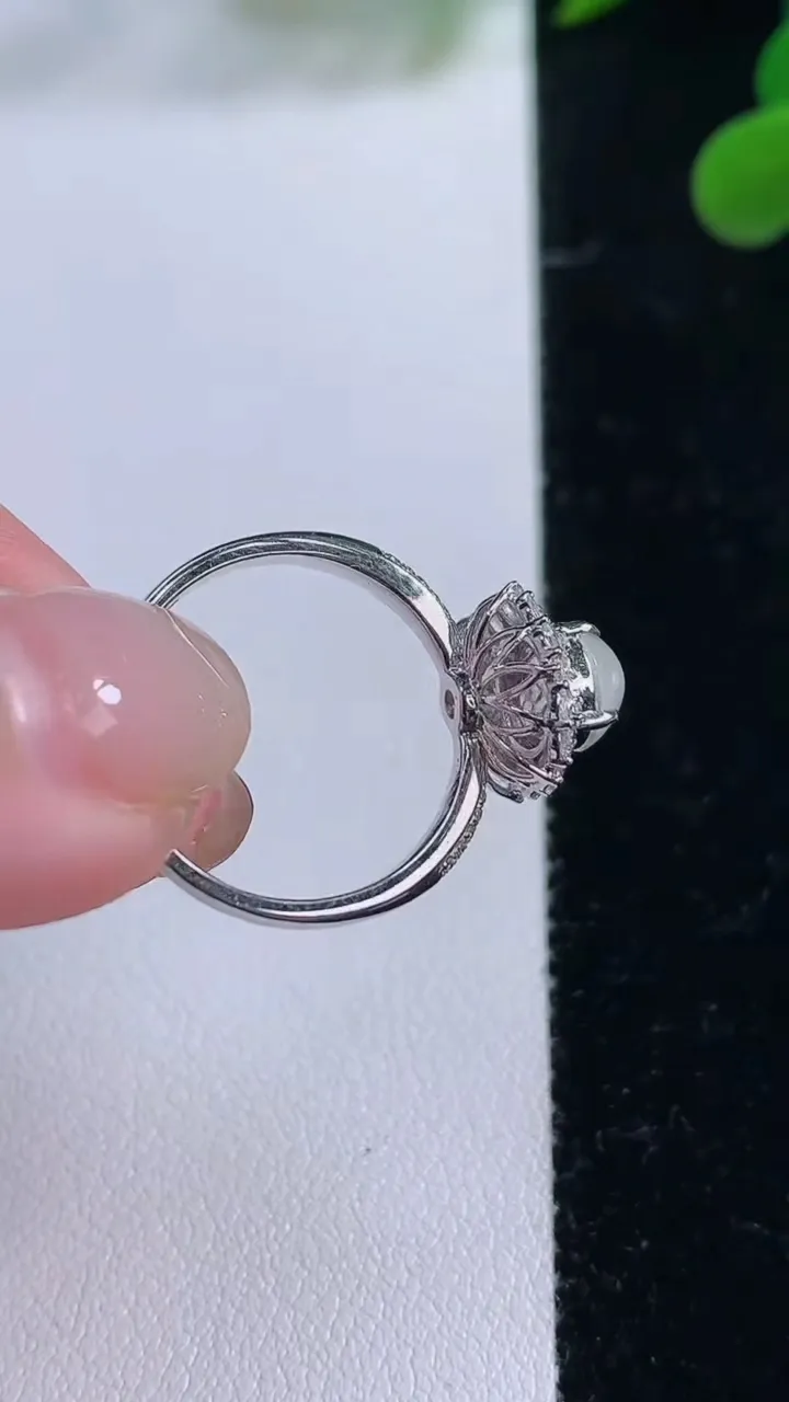 天然A货翡翠种白冰蛋面戒指，尺寸17.3-6.9-6.1-9，重量:3.10g2025年11月25日
工厂直销收藏佳品,种好水足，色泽均匀，有种有色，上手高大气！