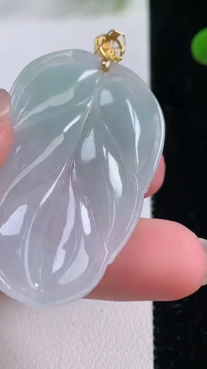 天然A货翡翠金枝玉叶 叶子吊坠，尺寸48-28-4.2，重量:11.03g
11月25日