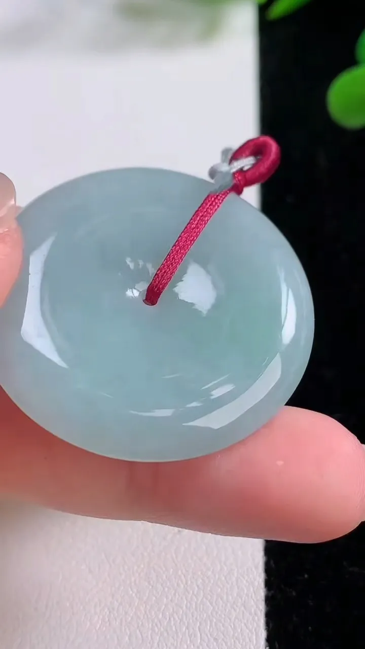 天然A货翡翠平安扣吊坠，尺寸35-6，重量:16.85g
11月25日