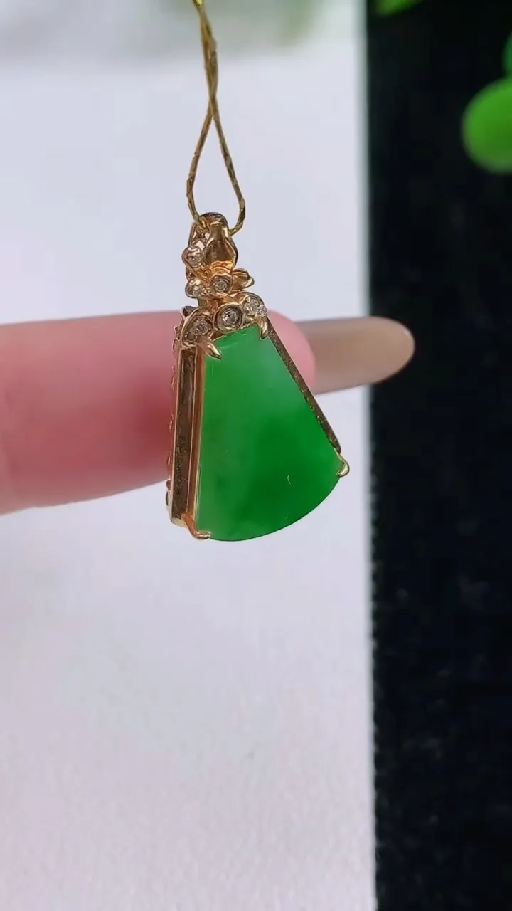 天然A货翡翠无事牌吊坠，尺寸2.7-12.8-6.4，裸石15-11.6重量:1.75g
11月25日