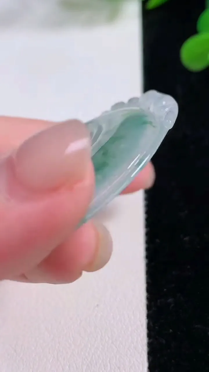 天然A货翡翠种飘花如意吊坠，尺寸52.4-39.5-4.9，重量:18.11g
11月25日