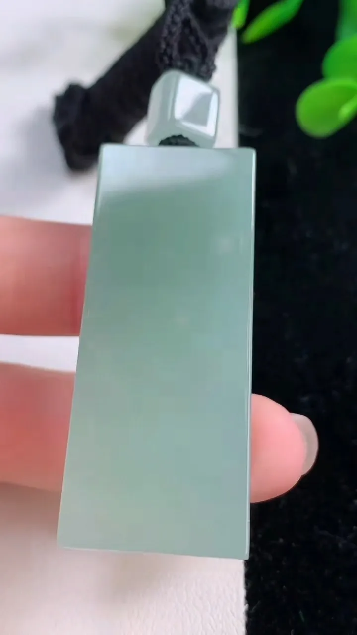 天然A货翡翠无事牌吊坠，尺寸49.4-20.5-9，重量:36.07g
11月25日