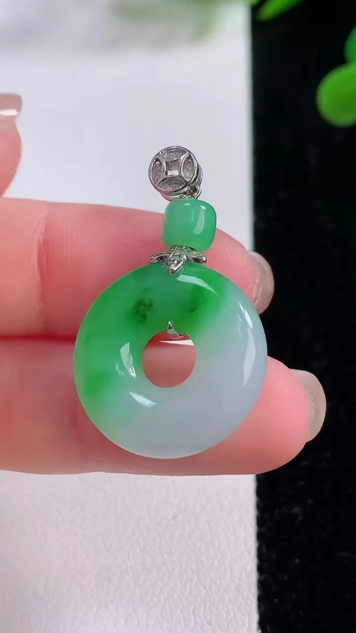 天然A货翡翠平安环吊坠，尺寸20-5.5，重量:5.31g
11月25日