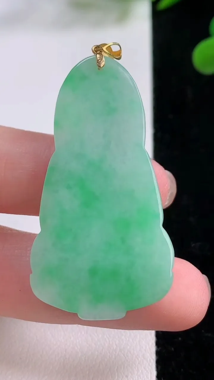 天然A货翡翠观音菩萨吊坠，尺寸43.8-23.8-5.2，重量:11.54g
11月25日