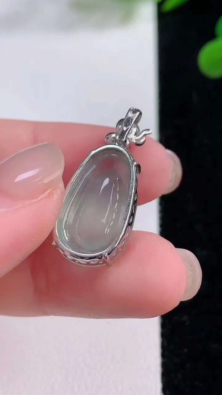 天然A货翡翠福瓜吊坠，尺寸18.9-11.8-8.3，重量:2.94g
11月25日