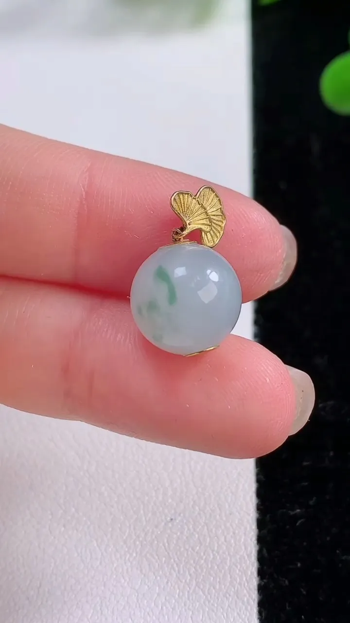 天然A货翡翠圆珠吊坠，尺寸11.3，重量:4.01g11月25日
工厂直销收藏佳品,种好水足，色泽均