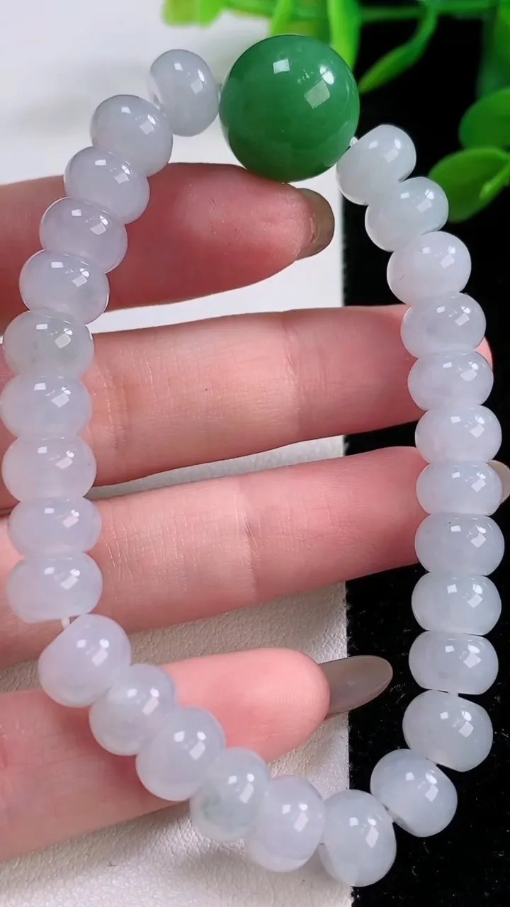 天然A货翡翠算盘珠手串，尺寸14.7-8.5-5.8-29颗，重量:31.90g11月25日
工厂直销收藏佳品,种好水足，色泽均匀，有种有色，上手高大气！