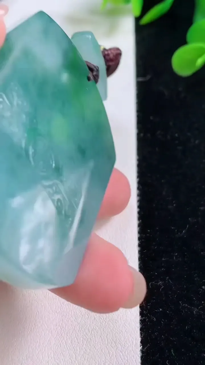 天然A货翡翠种飘花仿古无事牌吊坠，尺寸56.7-43-5.9，重量:51.20g
11月25日