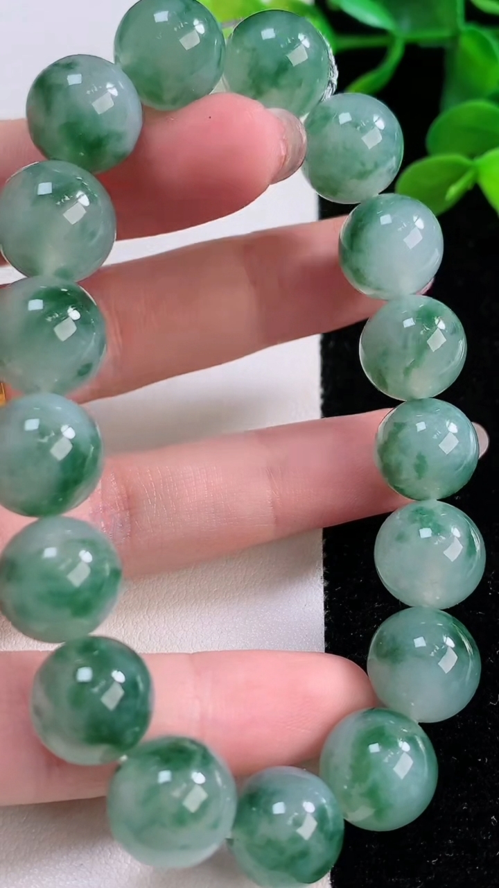 天然A货翡翠种飘花圆珠手串，尺寸12.3-17颗，重量:55.12g11月25日
工厂直销收藏佳品,