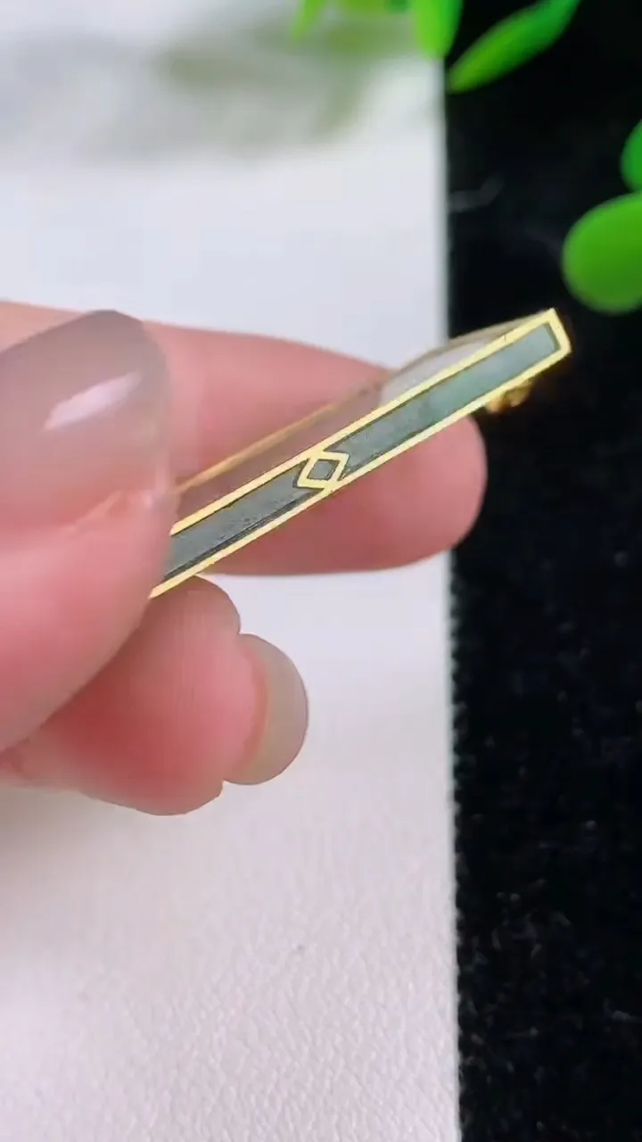 天然A货翡翠种飘花无事牌吊坠，尺寸35.5-21.2-2.3，重:5.43g
11月25日