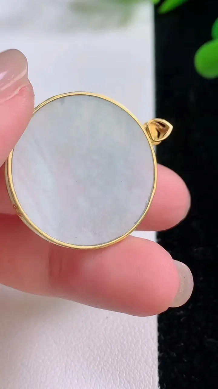 天然A货翡翠无事牌吊坠，尺寸27.7-3，重量:2.63g
11月25日