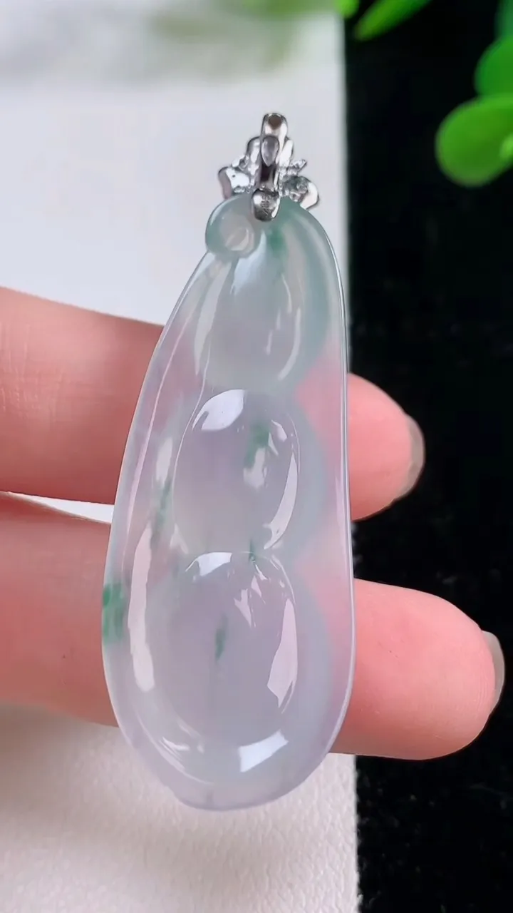 天然A货翡翠种飘花福豆吊坠，尺寸47.2-18-7.3，重量:10.96g
11月25日