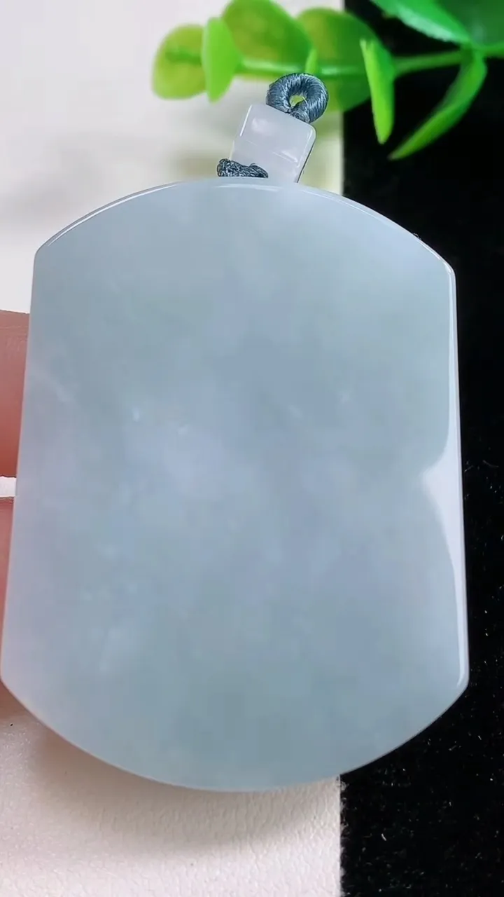 天然A货翡翠紫罗兰无事牌吊坠，尺寸56-42-6.3，重量:44.20g
11月25日