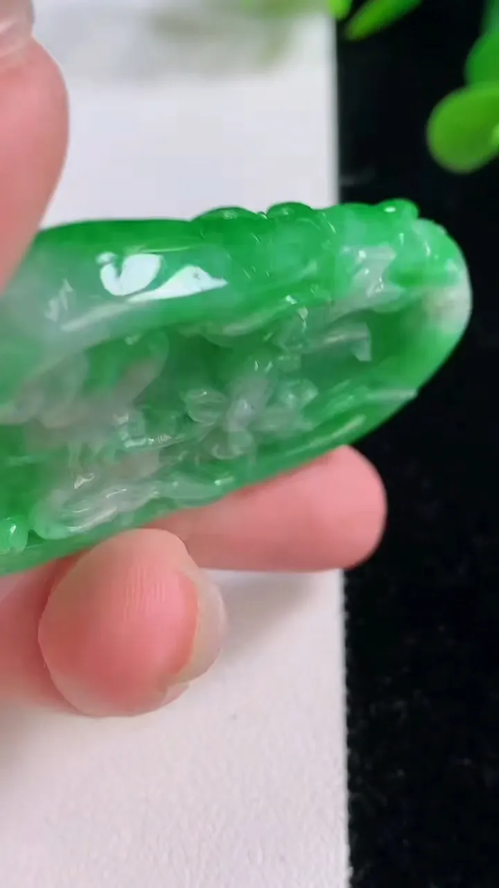 天然A货翡翠年年有余吊坠，尺寸54.5-31-9，重量:31.99g
11月25日