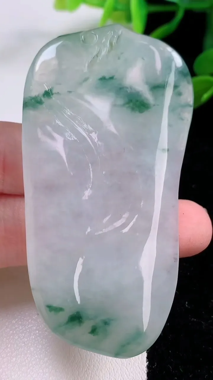 天然A货翡翠种飘花观音菩萨吊坠，尺寸72-37.5-5.8，重:36.98g
11月25日