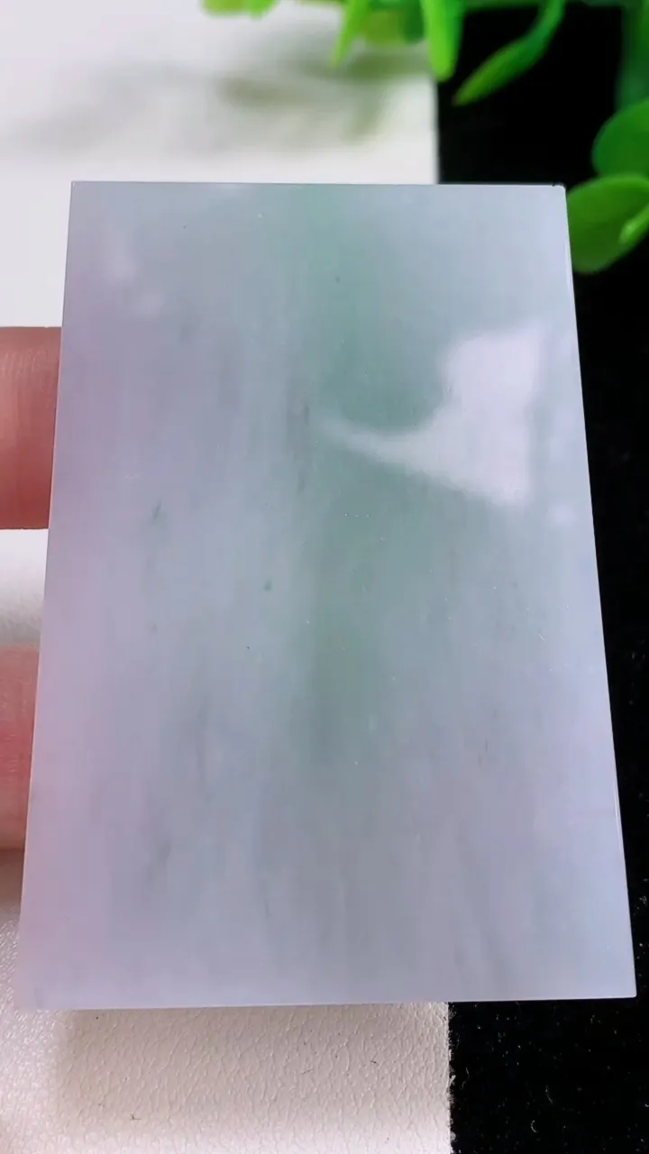 天然A货翡翠无事牌镶嵌件，尺寸61.5-42.2-5.8，重量:50.86g
11月25日