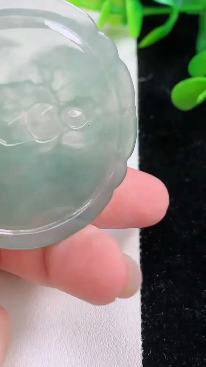 天然A货翡翠大日如来吊坠，尺寸49.4-49-4.6，重:22.04g
11月25日