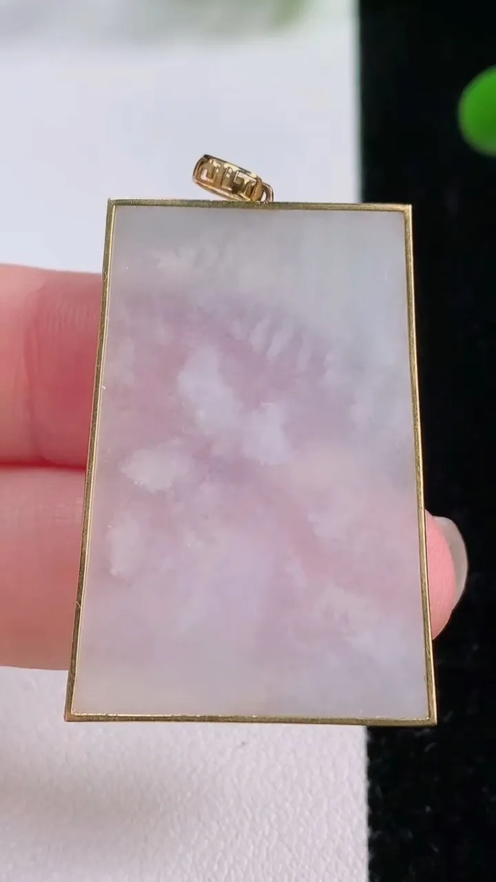 天然A货翡翠种白冰无事牌吊坠，尺寸36.6-25-2.5，重量:15.06g
11月25日