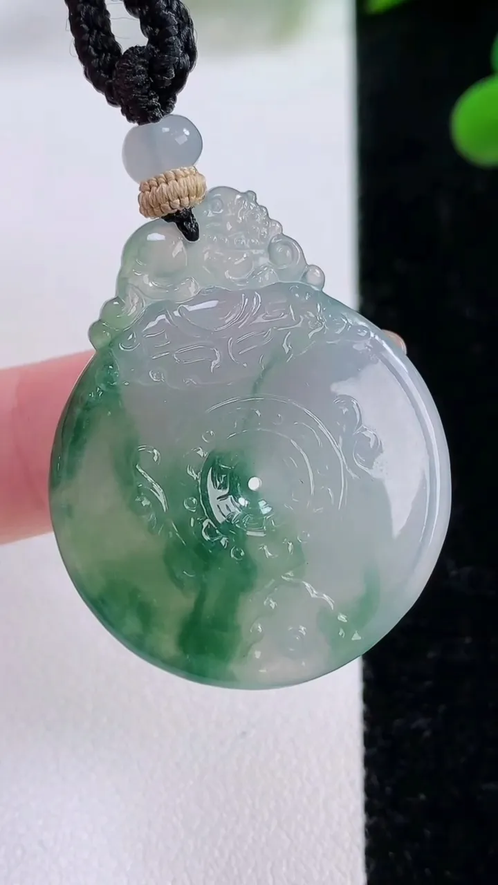 天然A货翡翠冰种飘花复古平安扣吊坠，尺寸35.3-28.6-5.2，重量:13.06g
11月25日